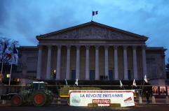 Sindacato Francia, trattori resteranno a Parigi fin quando sar&agrave; necessario