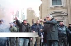 Tassisti in protesta a Montecitorio: "Piattaforme incontrollate danneggiano anche gli utenti"