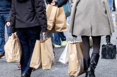 Bankitalia, le famiglie frenano i consumi, in aumento il risparmio