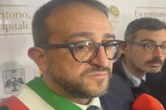 L'Aquila, il sindaco e la battuta su anti-juventino e anti-fascista: "Non coglie l'ironia"