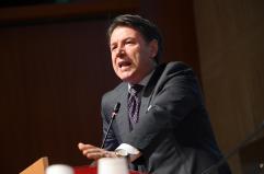 Conte, Meloni equilibrista con Trump, si arrampica sugli specchi