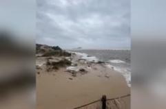 Maltempo in Sardegna, il ciclone Harry cancella una spiaggia a Chia