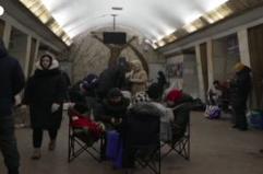 Droni e missili su Kiev, i residenti cercano rifugio in metro durante un nuovo attacco russo