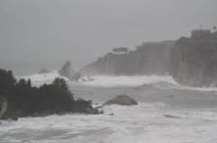Maltempo Taormina, le onde invadono le strade del lungomare