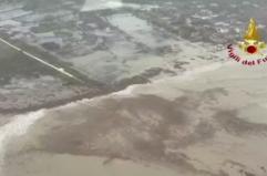 I vigili del fuoco monitorano sulla costa catanese colpita dalle violente mareggiate