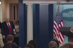 Trump sulle foto degli immigrati arrestati: "Sono assassini, spacciatori"