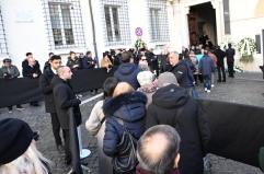 Secondo giorno di camera ardente per Valentino, previsti vescovo, Piccioli e Versace