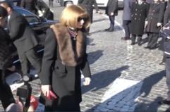 L'arrivo di Anna Wintour e Anne Hathaway ai funerali di Valentino
