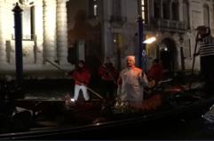 Milano Cortina, fiaccola olimpica a Venezia: festa sul Canal Grande