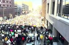 La marcia a Minneapolis contro l'Ice sfida il gelo