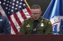 Bovino (Border Patrol Usa): "A Minneapolis l'agente ha sparato per difesa"