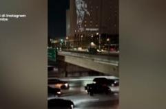 Los Angeles, un video anti-Ice proiettato sulle pareti del penitenziario