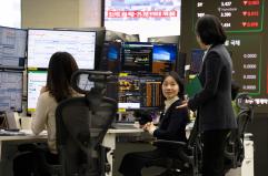 Borsa: l'Asia chiude in calo con il dollaro debole e il peso sull'export