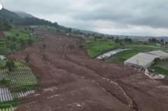 Una frana travolge un villaggio a Giava, continuano le operazioni di ricerca e soccorso