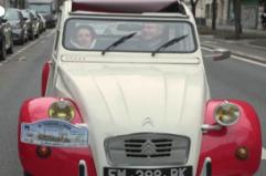 Parigi "invasa" da auto d'epoca (e non solo): ecco la 26esima Traversee de Paris