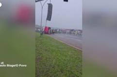 Brasile, il momento in cui un fulmine colpisce un raduno pro-Bolsonaro