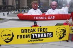 Bruxelles, protesta di Greenpeace contro la dipendenza energetica dell'Ue