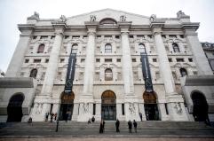 Borsa: Milano amplia il calo (-0,7%), pesano Buzzi e Moncler, sprint di Stm