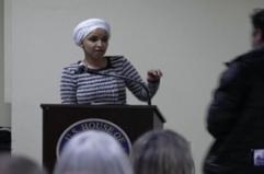 Minneapolis, un uomo spruzza una sostanza addosso ad una deputata dem