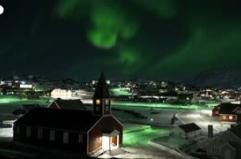 L'aurora boreale danza sopra la citta' vecchia di Nuuk, in Groenlandia