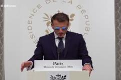 Macron parla in groenlandese e danese: "Noi al fianco della Danimarca"