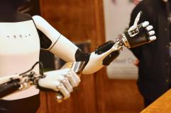 Tesla dice addio a Model X e Model S, spazio a robot umanoidi