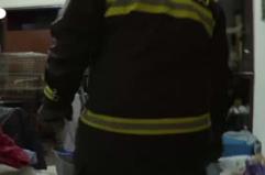 Vigili del Fuoco salvano dei pappagalli da casa in zona rossa a Niscemi