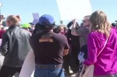 Manifestanti in Texas contro la detenzione di un bimbo di 5 anni e suo padre