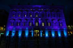 La facciata del Senato si illumina di blu per le vittime civili delle guerre