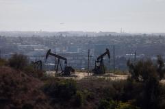 Il petrolio in calo, Brent torna sotto 70 dollari al barile