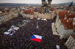 Decine di migliaia in piazza a Praga a sostegno del presidente
