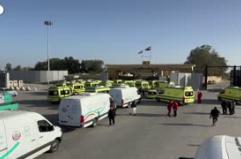 Gaza, ambulanze e camion di aiuti umanitari attraversano il valico di Rafah