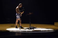 Ai Grammy Bieber sul palco in boxer e calzini