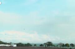 Singapore Airshow, evoluzioni di aerei da caccia ed elicotteri con acrobazie colorate