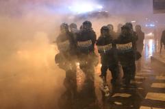 Cariche e idranti contro manifestanti al corteo a Milano