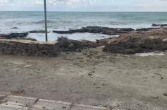Cozze, mareggiate devastano il lungomare: danni ingenti e proteste dei residenti