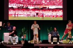 Al Teatro Team bagno di folla per Antonio Cassano. E dalla platea parte il coro: &laquo;DeLa vattene dal Bari&raquo;