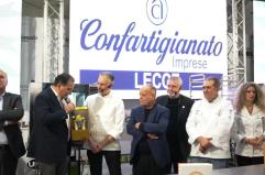 Fernando “Fefè” De Giorgi premiato con un uovo aerografato: tributo all’eccellenza nello sport e nell’arte dolciaria VIDEO