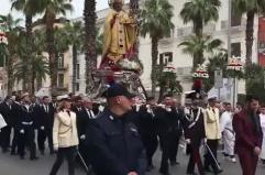 Bari, San Nicola «balla» sulle note della banda e affascina i turisti
