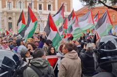Bari, in migliaia fra cori e bandiere in piazza per Gaza