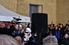 Bari, via Sparano si ferma per la musica: canta Albano e la strada dello shopping si paralizza VIDEO