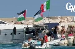 A Polignano le barche dei turisti con le bandiere della Palestina: «Stop al genocidio»