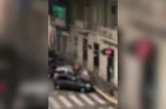 Bari, sesso al freddo e al gelo della sera sul cofano di un'auto in sosta: video virale sui social VIDEO 