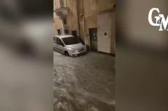Maltempo, continua l'allerta gialla in Puglia: fiumi d'acqua a Bari, ad Altamura fulmine colpisce palazzina VIDEO