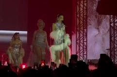 Dalla A di Audace alla E di Elodie: a Bari uno show tra sensualità e libertà, con un regalo per i tifosi biancorossi