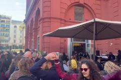 Bari, altro che ordinanza! Musica dal vivo sul marciapiede e coppie che ballano