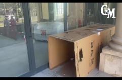 Bari, un nuovo «B&B» davanti al Teatro Margherita: il dramma dei senzatetto tra scatoloni e degrado
