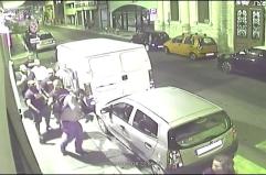 VIDEO L'aggressione di Casapound ai militanti di sinistra baresi: mazze e pugni contro gli avversari