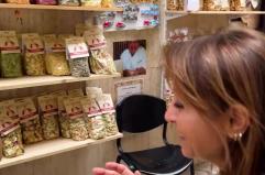 Benedetta Parodi a spasso per Bari Vecchia: il panzerotto addentato in orizzontale diventa lo spot  