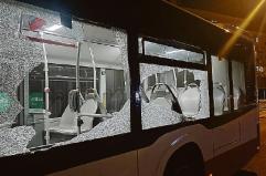 Halloween, assalto agli autobus cittadini: vetri in frantumi e panico tra i passeggeri a bordo